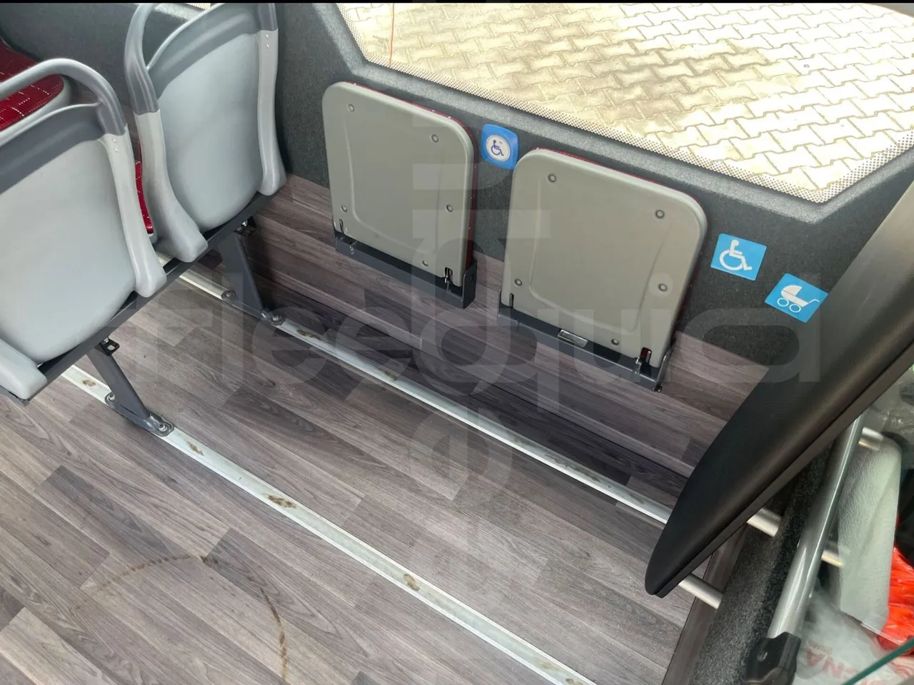 Iveco Daily 70C18 - EUR6 - 132kW - 8.04m - handrails photo