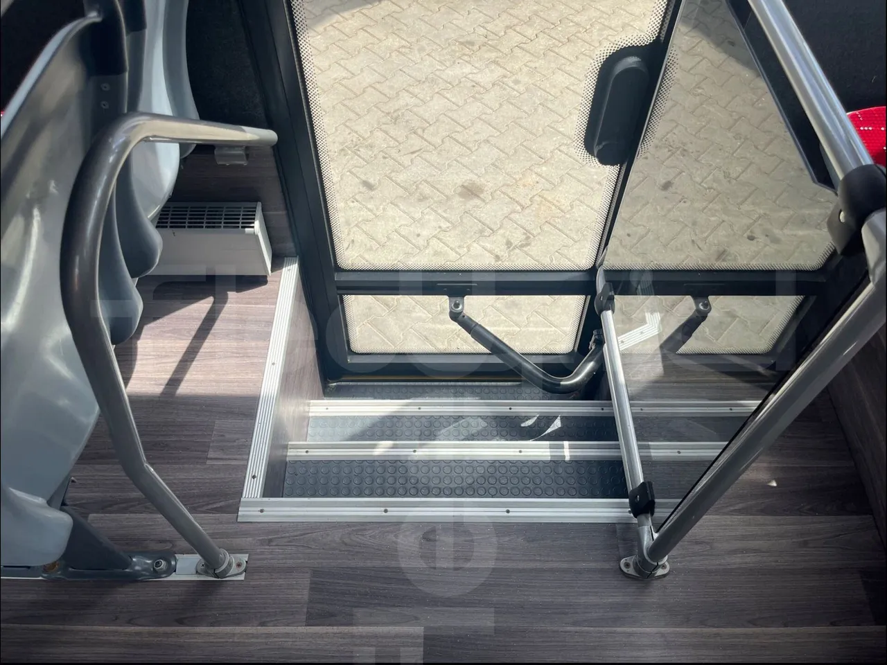 Iveco Daily 70C18 - EUR6 - 132kW - 8.04m - floor hatches photo