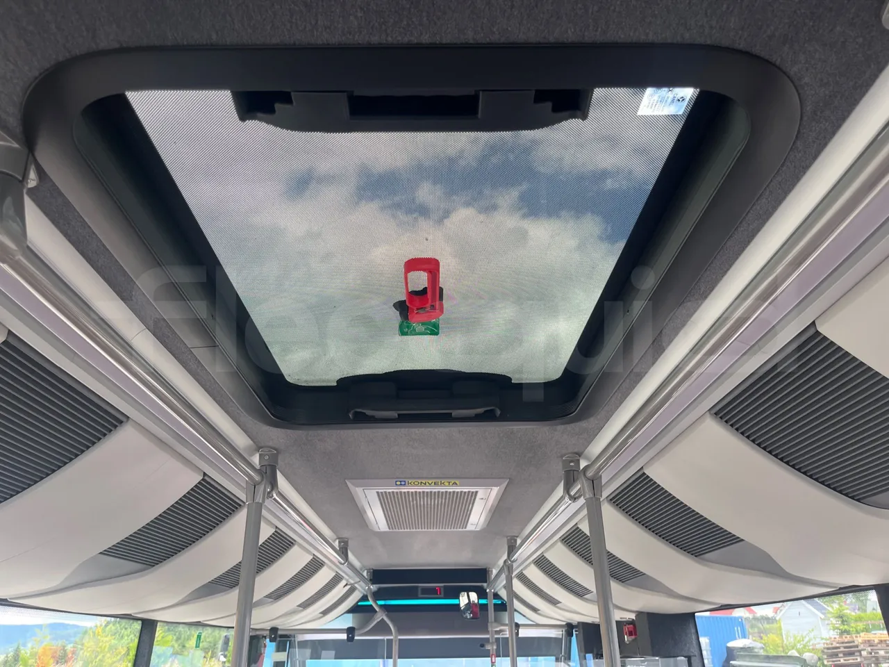 Iveco Daily 70C18 - EUR6 - 132kW - 8.04m - roof hatch 1