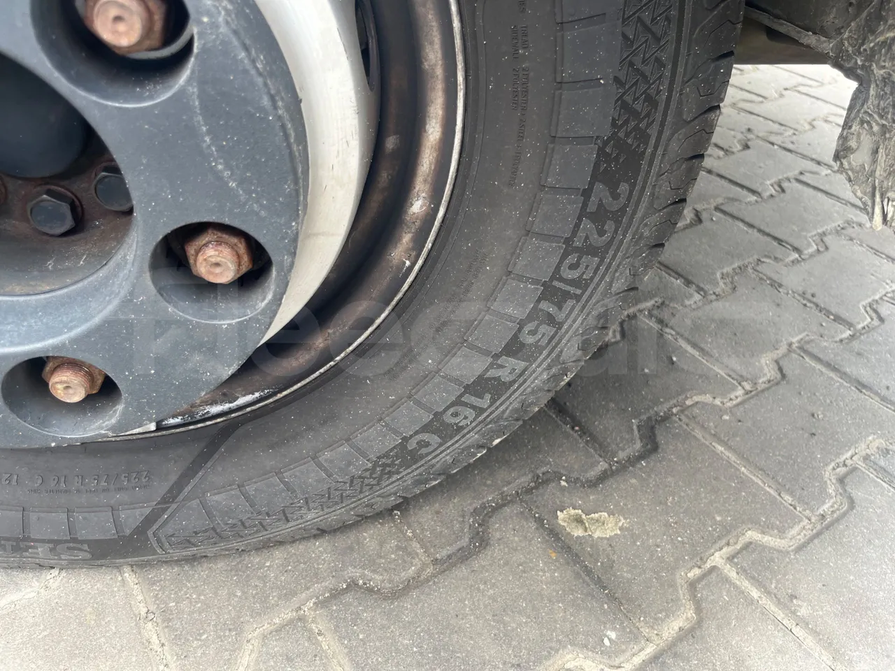 Iveco Daily 70C18 - EUR6 - 132kW - 8.04m - front left tire measurements