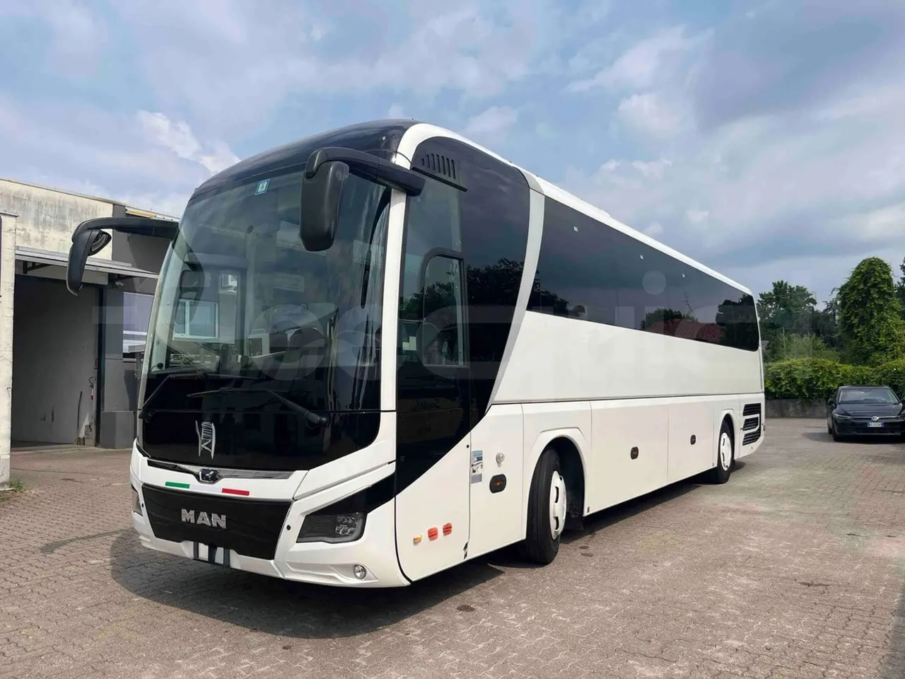 Man Lion's Coach - 3/4 front left
