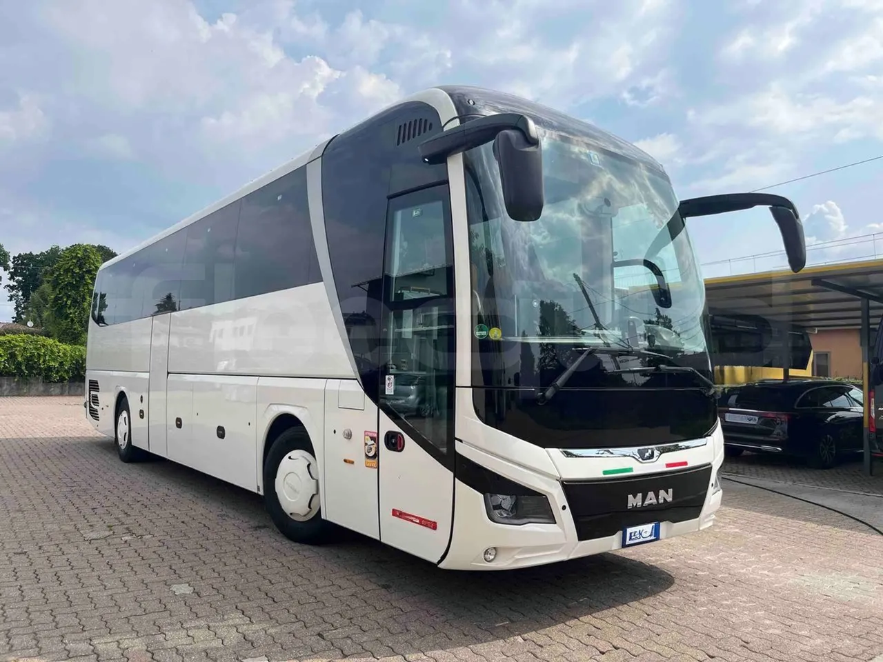 Man Lion's Coach - 3/4 front right doors