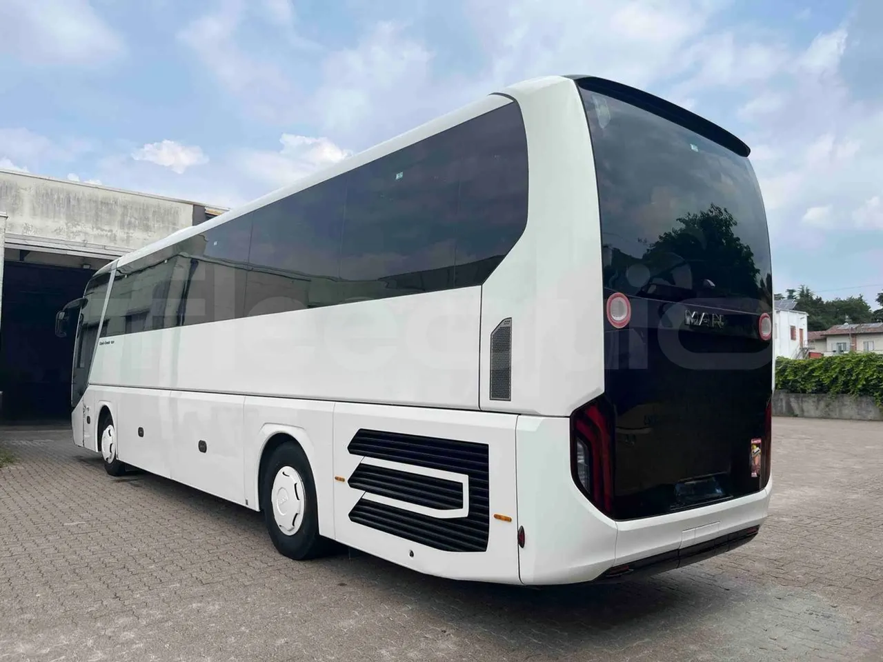 Man Lion's Coach - 3/4 left rear side