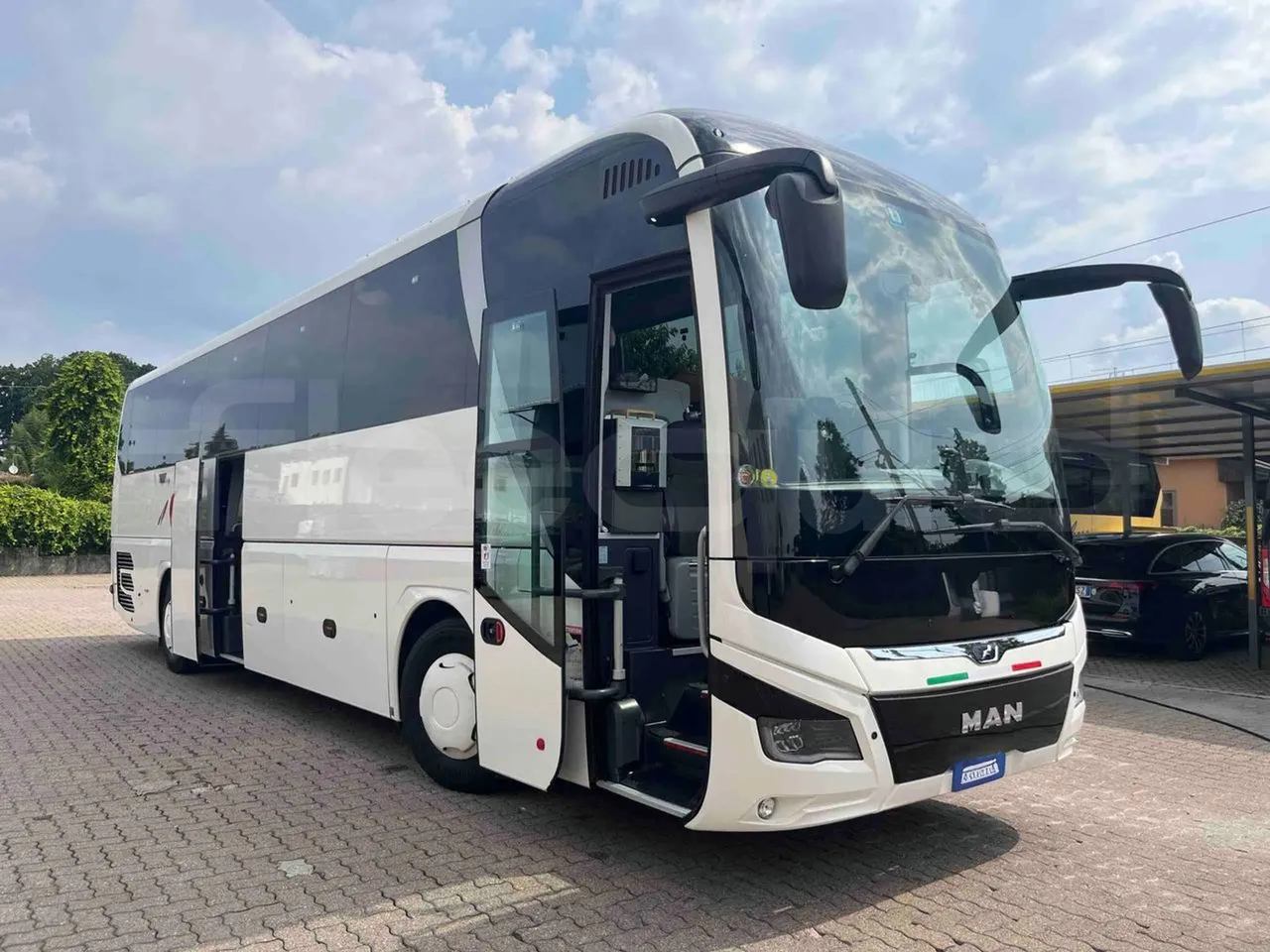 Man Lion's Coach - 3/4 right front doors open