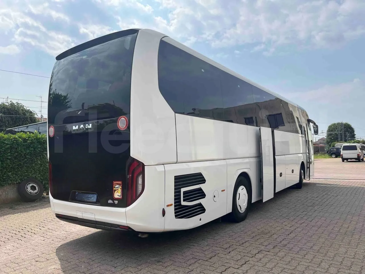 Man Lion's Coach - 3/4 right rear doors open