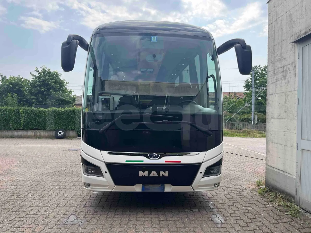 Man Lion's Coach - front photo
