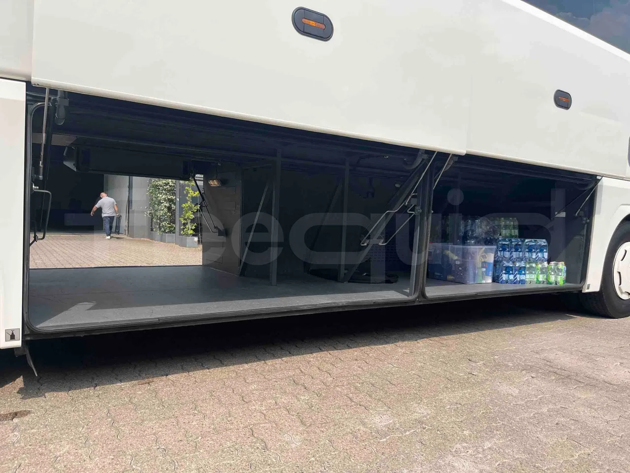 Man Lion's Coach - internal frame rust check