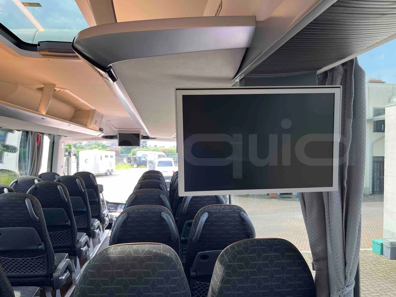 Man Lion's Coach - monitor detail photo