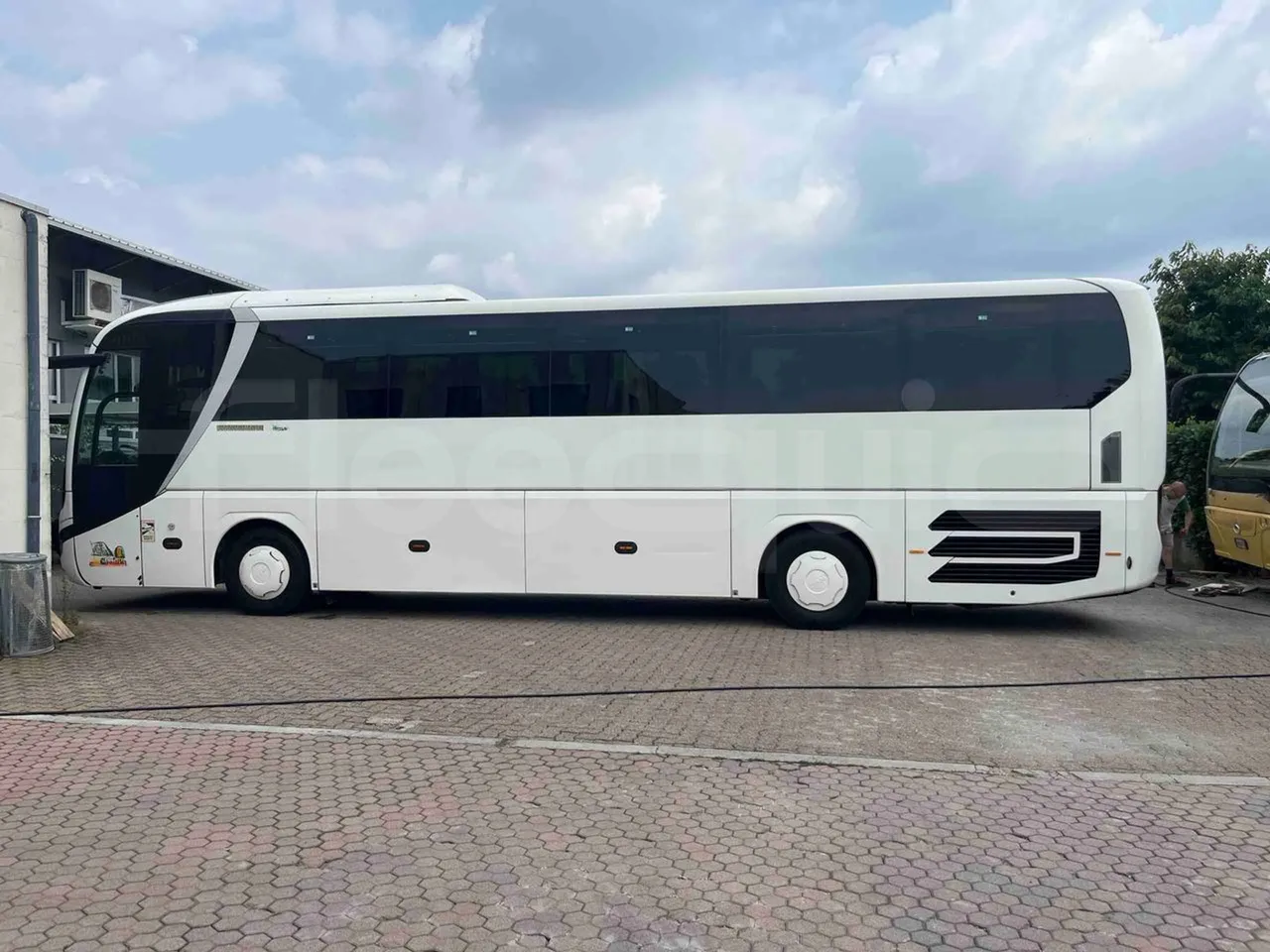 Man Lion's Coach - left side photo
