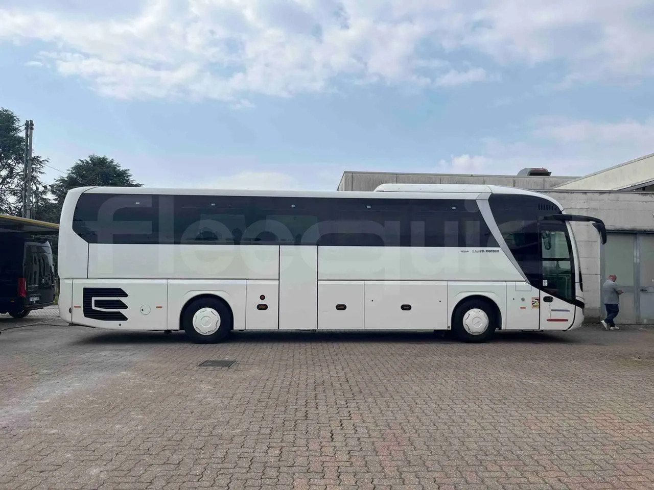 Man Lion's Coach - right side doors closed