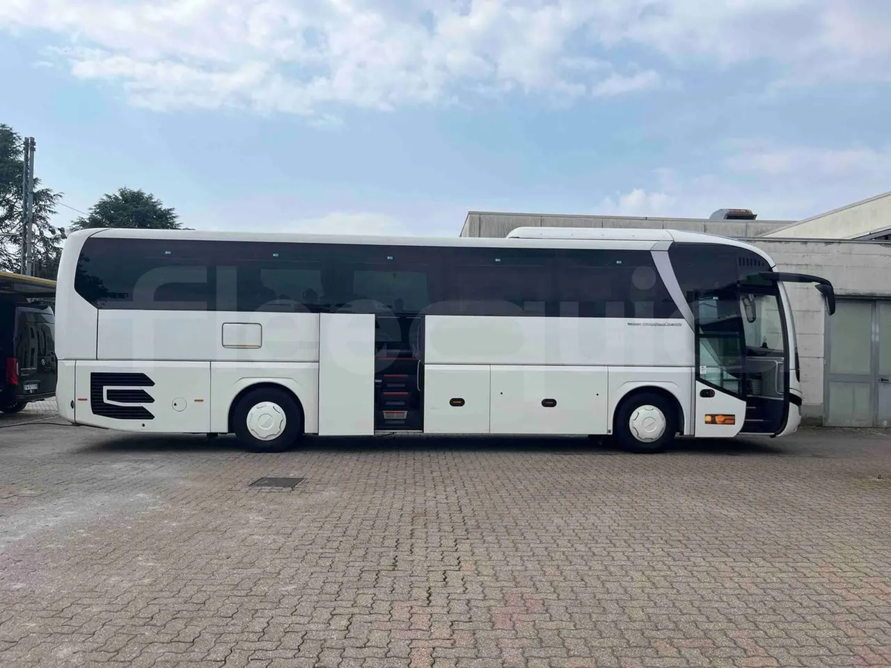 Man Lion's Coach - right side doors open