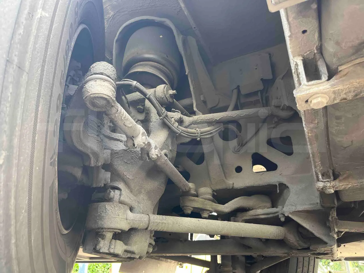 Man Lion's Coach - front axle right side