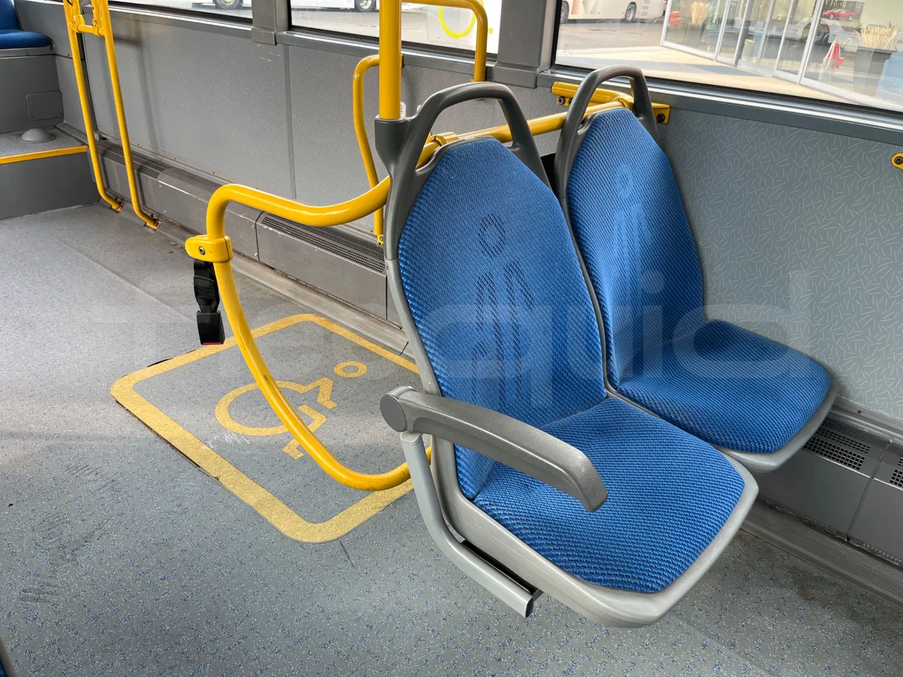 Mercedes-Benz Conecto 628B02-BD1GKEB/ Euro 6 - 265 Kw - 17.956 Mt - armrest detail photo