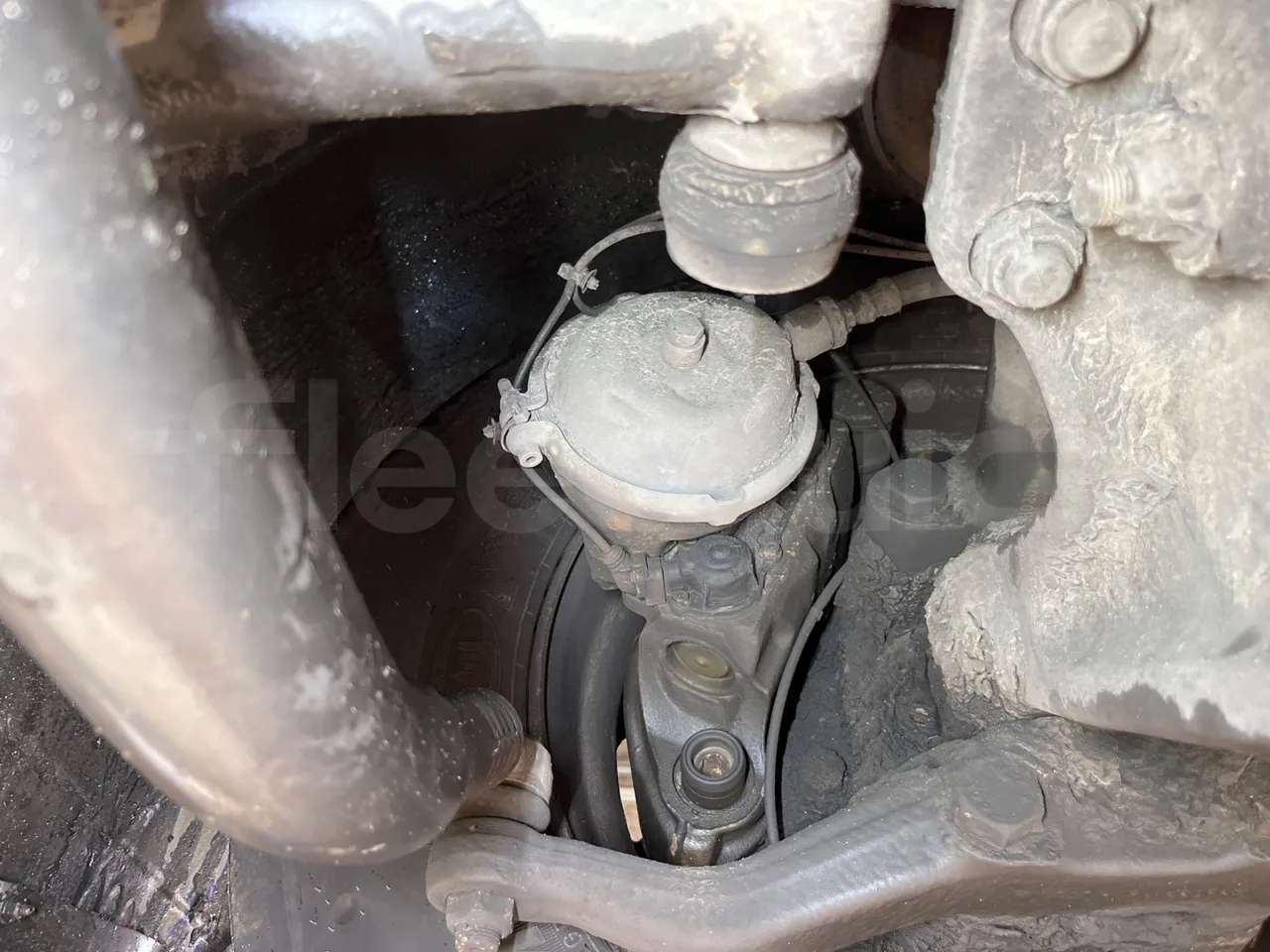 Mercedes-Benz Conecto 628B02-BD1GKEB/ Euro 6 - 265 Kw - 17.956 Mt - front brake calipers left