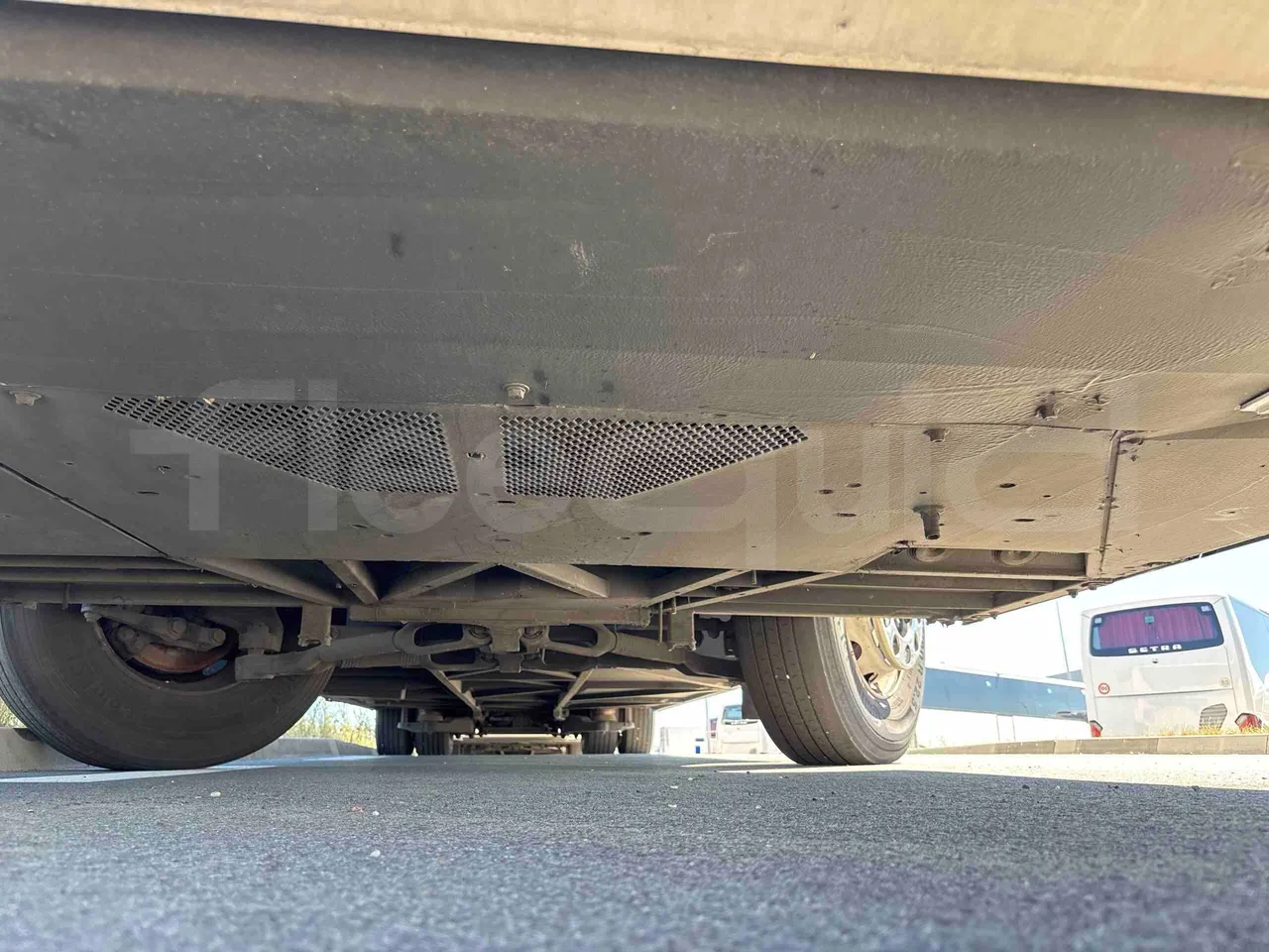 Setra S515 - front undercarriage from front