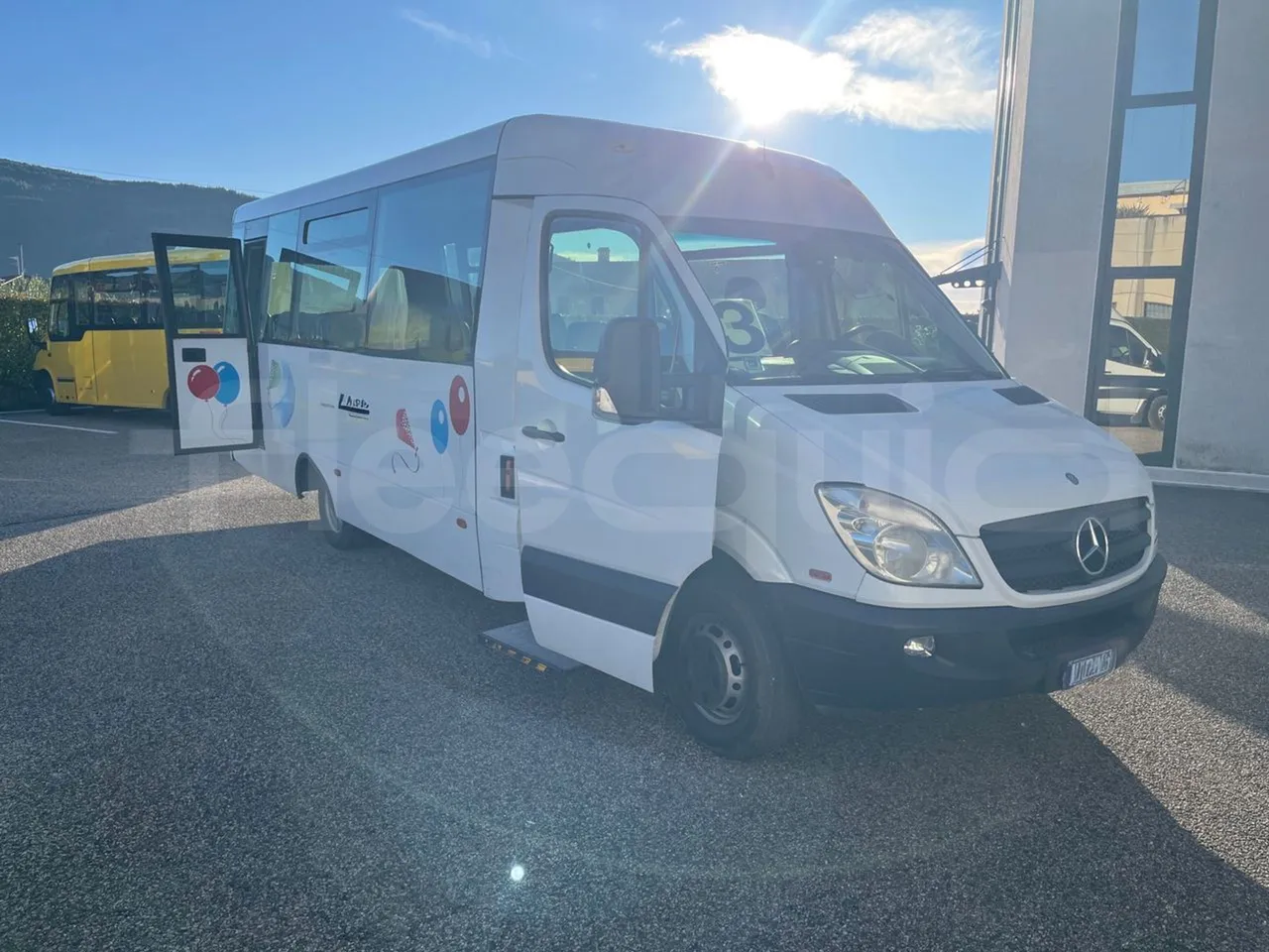 Mercedes-Benz Sprinter 519CDI - EUR5 - 140kW - 7.930m - 3/4 right front doors open