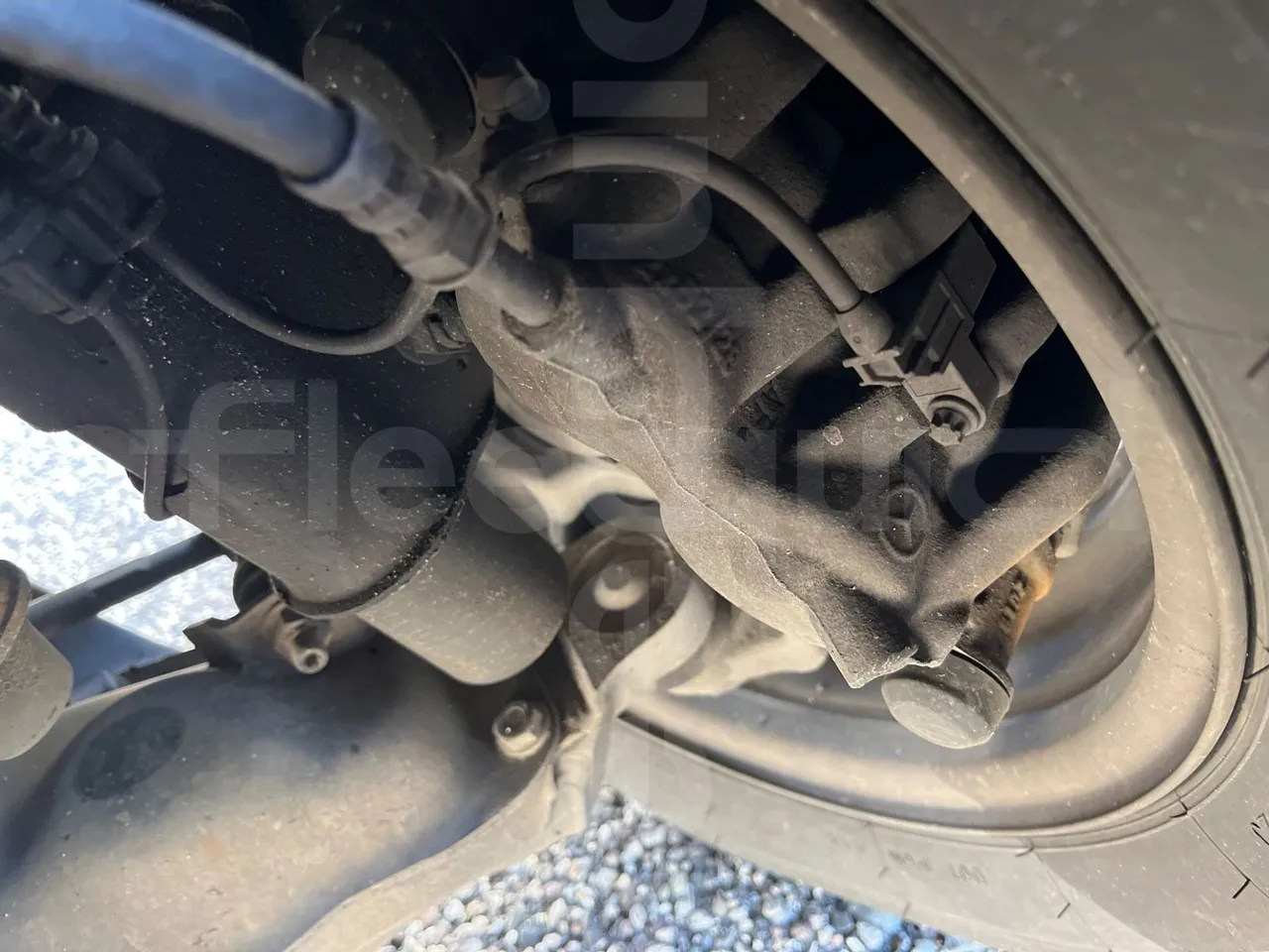 Mercedes-Benz Sprinter 519CDI - EUR5 - 140kW - 7.930m - front brake calipers right