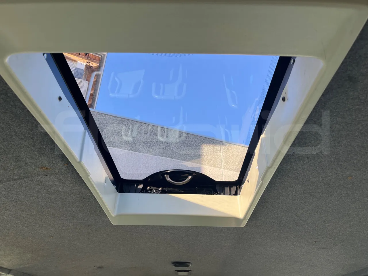 Mercedes-Benz Sprinter 519CDI - EUR5 - 140kW - 7.930m - roof hatch 1