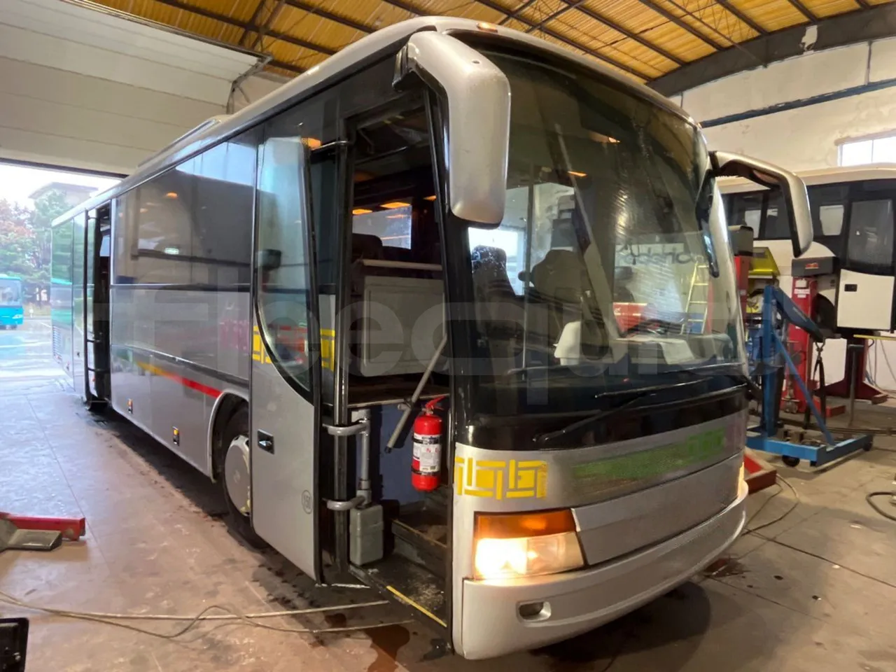 Setra S315 GT/ Euro 3 - 260 Kw - 12 Mt - 3/4 right front doors open
