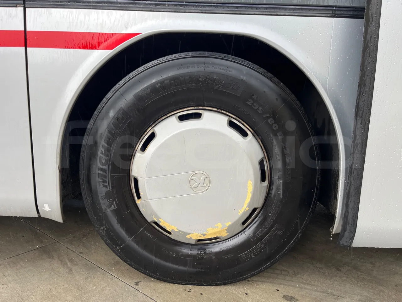 Setra S315 GT/ Euro 3 - 260 Kw - 12 Mt - front left tire measurements