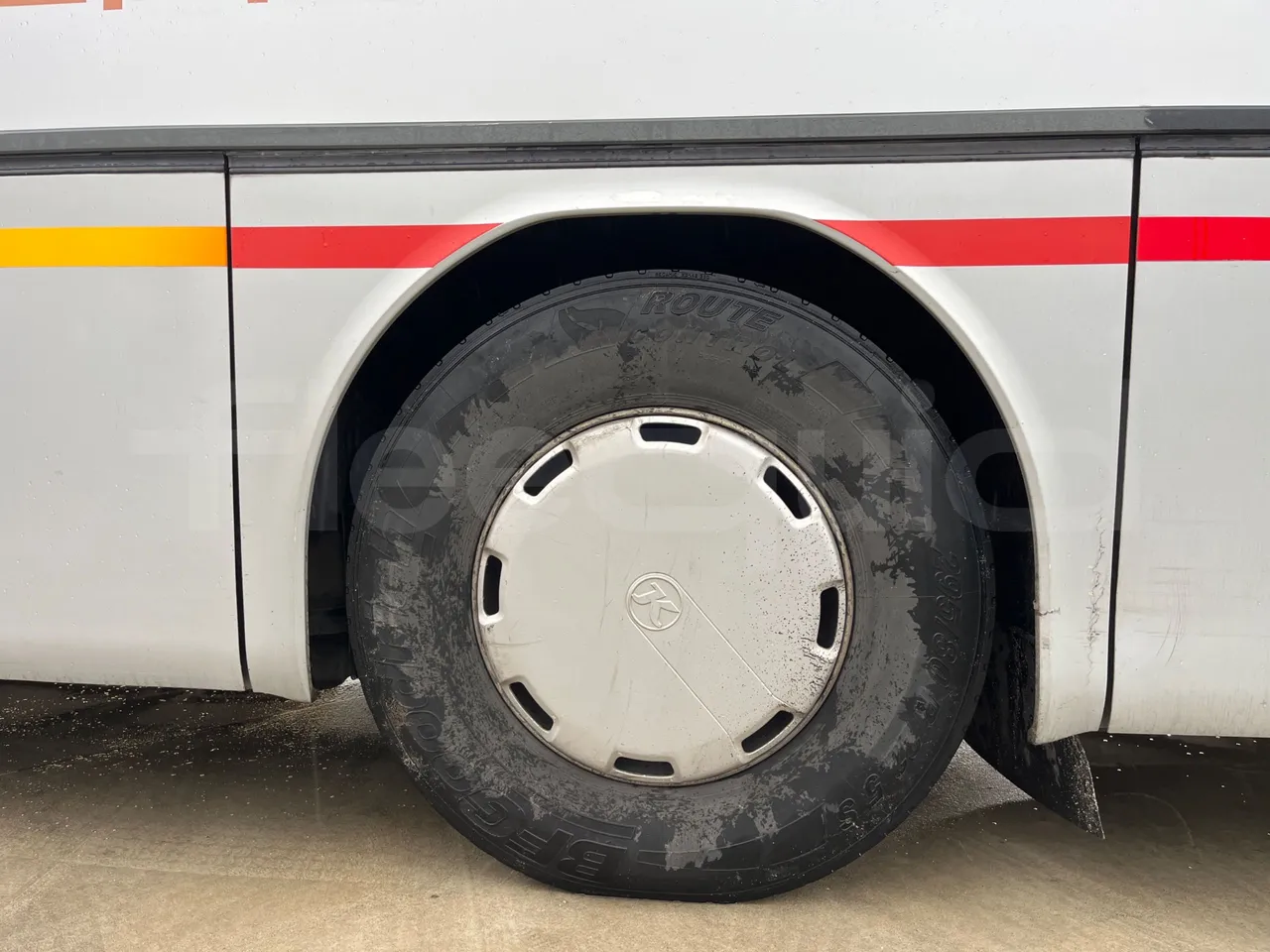 Setra S315 GT/ Euro 3 - 260 Kw - 12 Mt - rear left tire photo