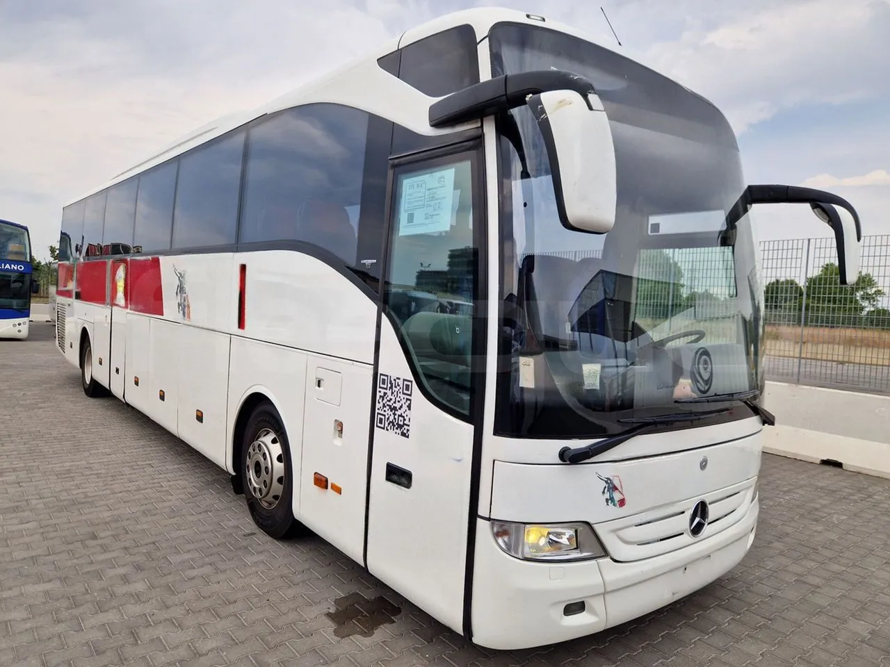 Mercedes-Benz Tourismo RHD 632 01 - EUR6 - 290kW - 12.96m - Base cover photo