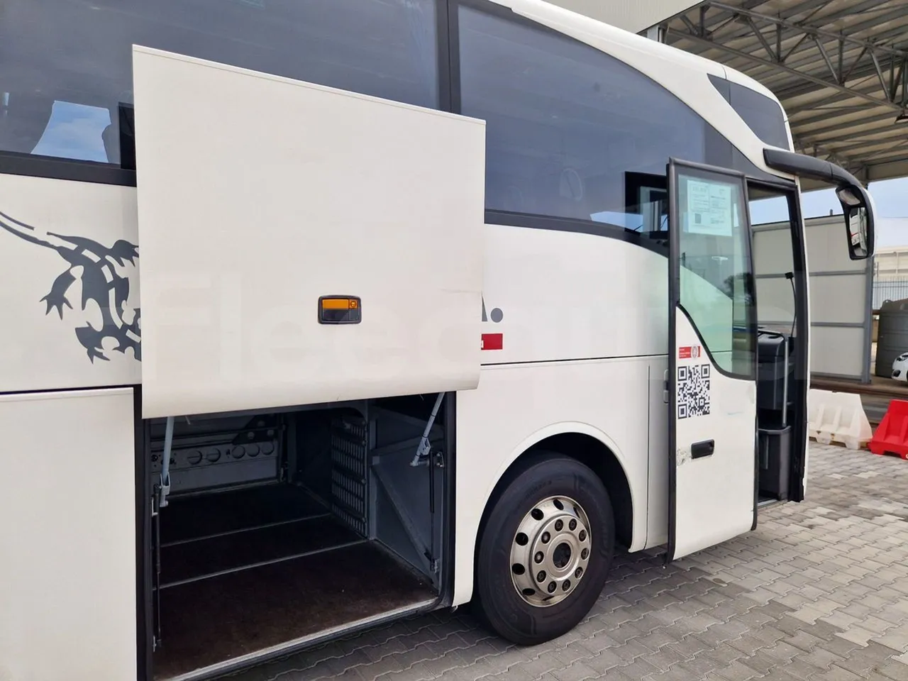 Mercedes-Benz Tourismo RHD 632 01 - EUR6 - 290kW - 12.96m - platform open photo