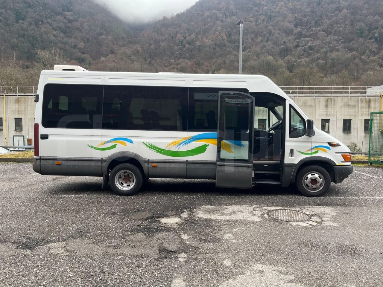 Iveco Daily A50C15 - Euro3 - 107kW - 6.900mt - right side doors open