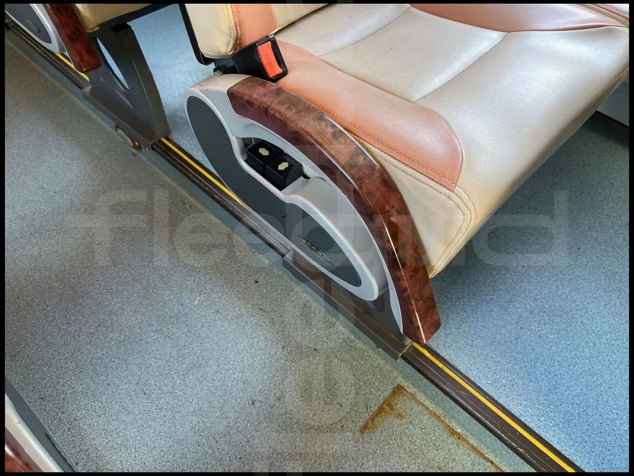 Guangtong Guangtong G 124D - EUR3 - 235.3kW - 11.97m - armrest detail photo