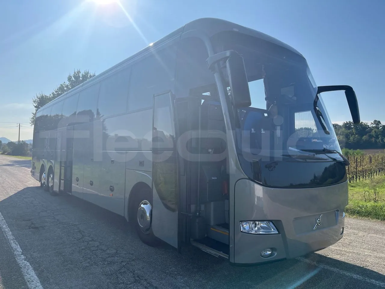 Volvo Barbi Genesis HDHV -EUR3 -309kW -13.81m - 3/4 right front doors open