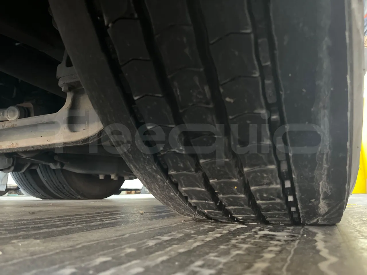 Volvo Barbi Genesis HDHV -EUR3 -309kW -13.81m - tread condition third axle tires right