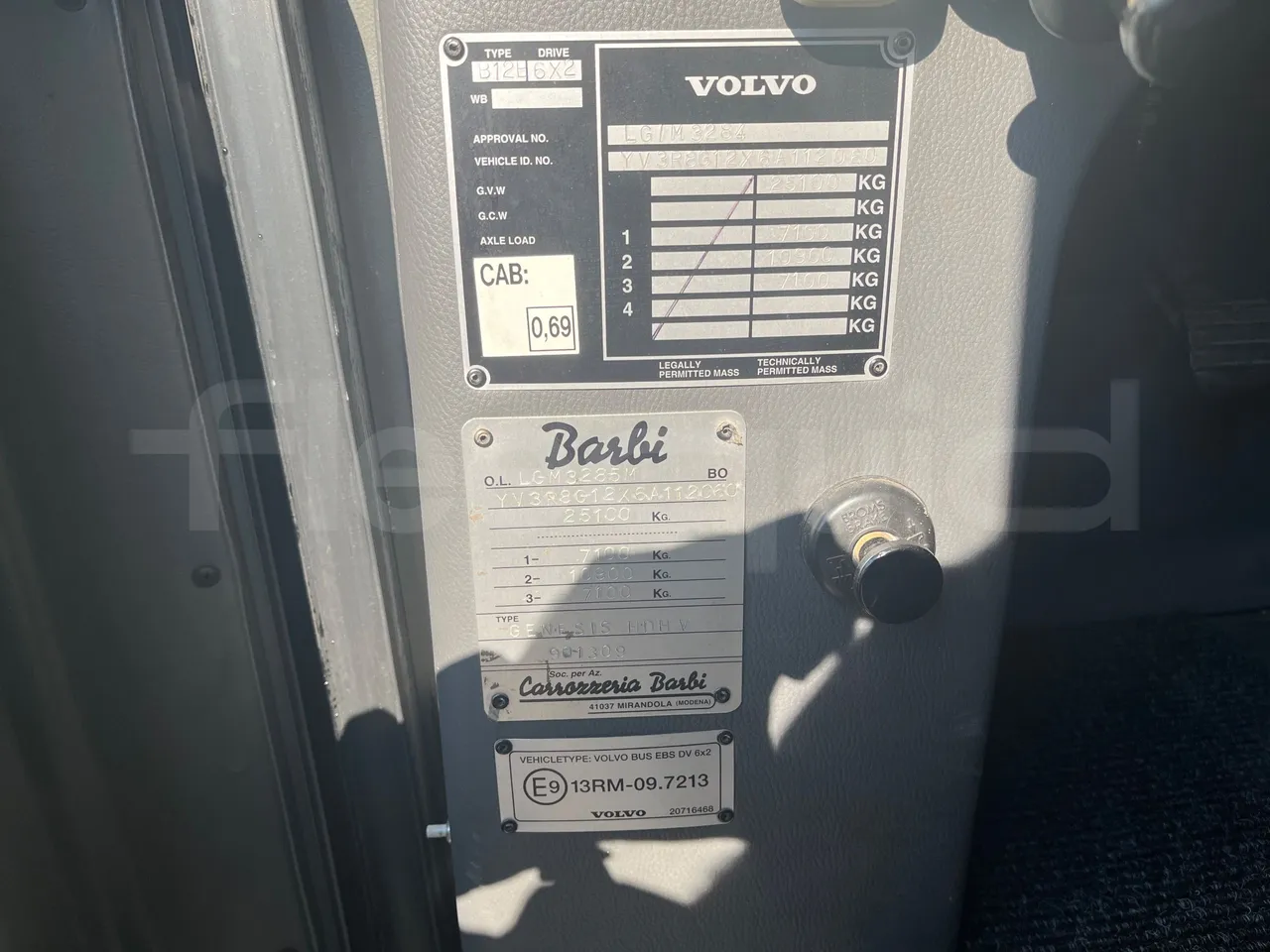 Volvo Barbi Genesis HDHV -EUR3 -309kW -13.81m - vehicle plate photo