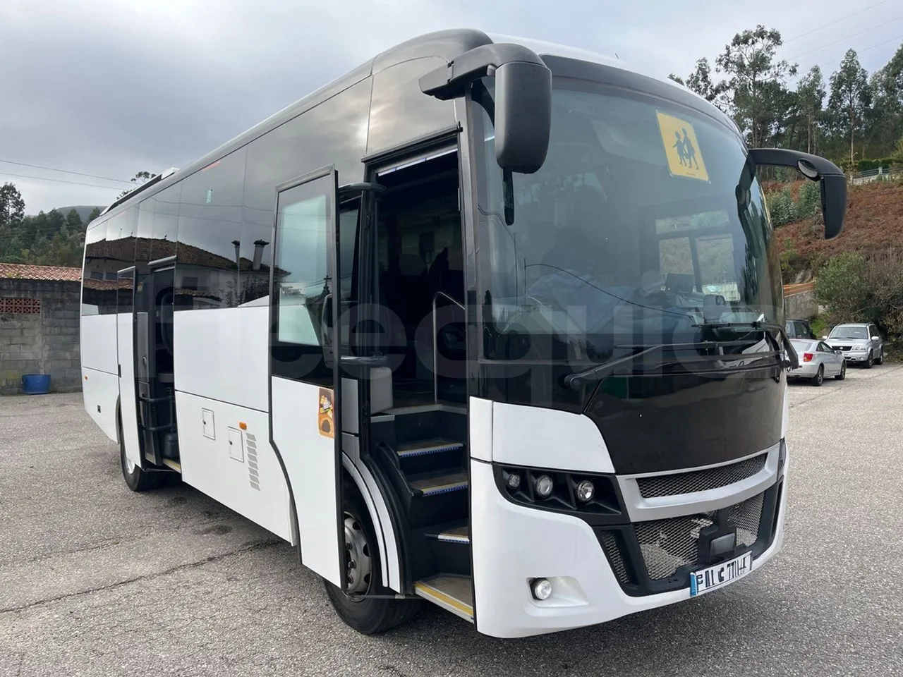 Iveco Indcar Next - EUR6 - 185kW - 9.390m - 3/4 right front doors open