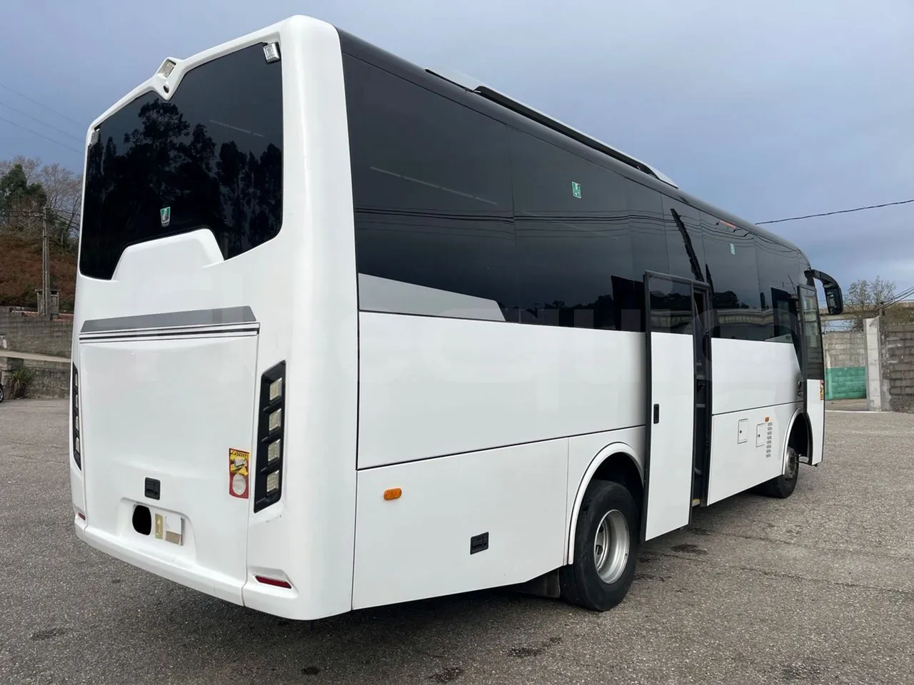 Iveco Indcar Next - EUR6 - 185kW - 9.390m - 3/4 right rear doors open