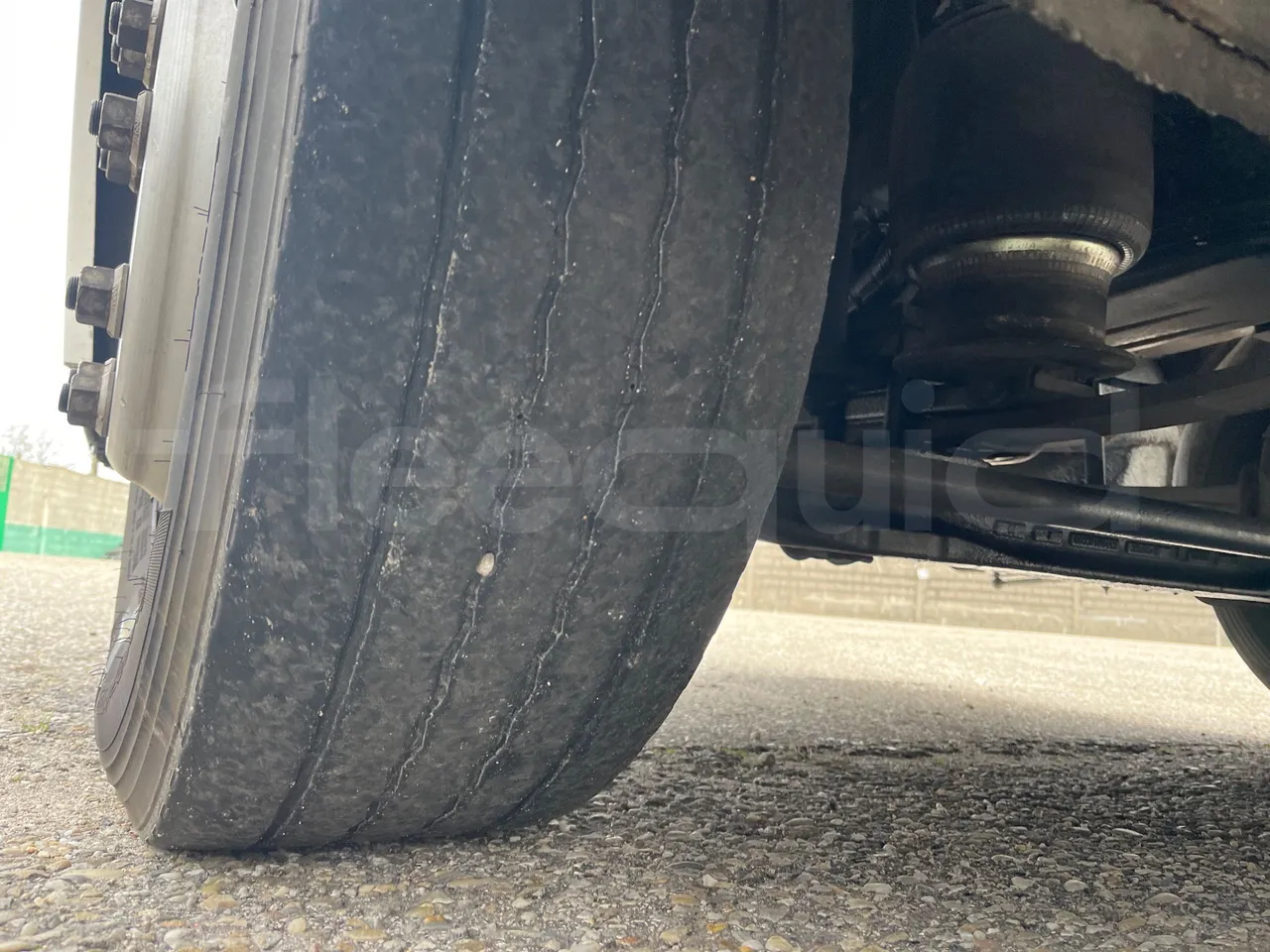 Iveco Indcar Next - EUR6 - 185kW - 9.390m - tread condition front tires right