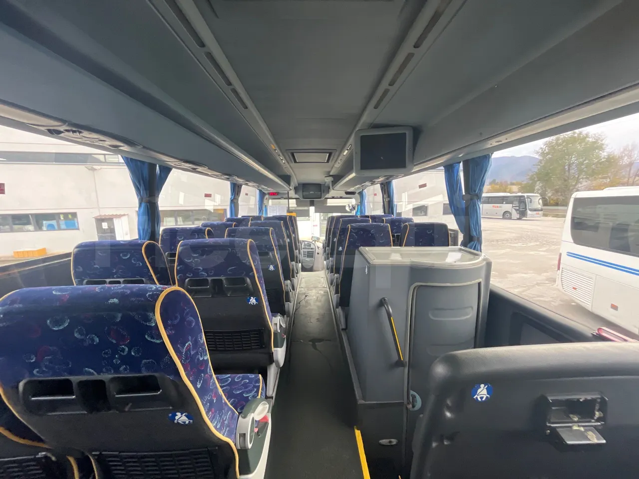 Irizar Scania K380EB - EUR4 - 279kW - 12m - forward view middle aisle
