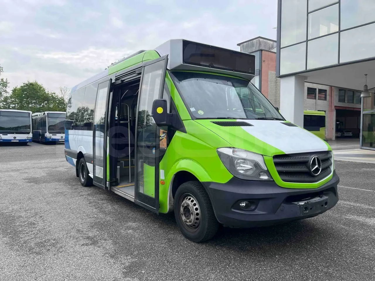 Mercedes-Benz Sprinter 906BB50 - EUR 6 -120kW - 7.361m - 3/4 right front doors open