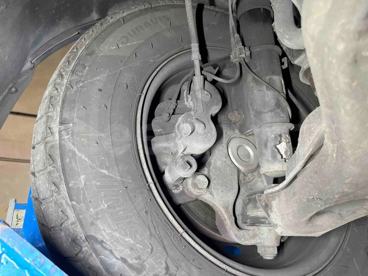 Mercedes-Benz Sprinter 906BB50 - EUR 6 -120kW - 7.361m - front brake calipers left
