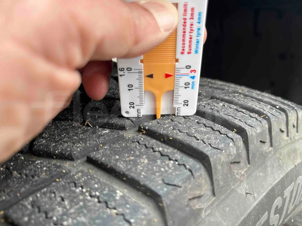 Mercedes-Benz Sprinter 906BB50 - EUR 6 -120kW - 7.361m - tread condition front tires left