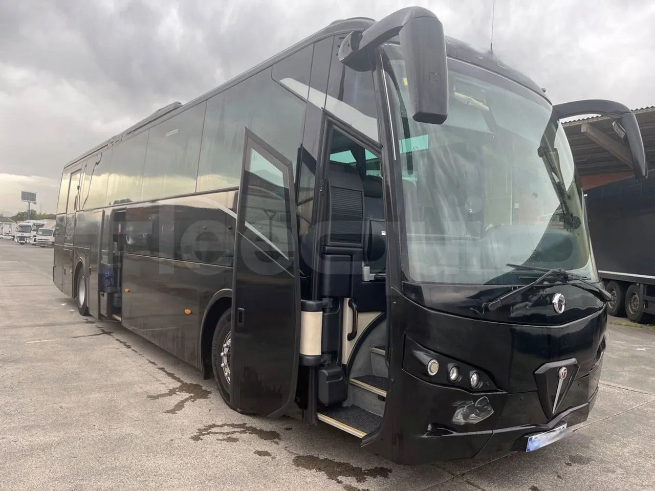 Irisbus 397 397EF3 - Euro5 - 331kW - 13mt - 3/4 right front doors open