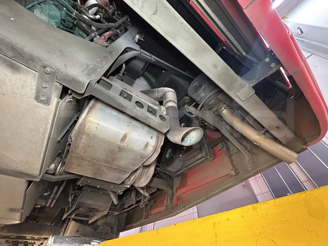 Volvo Unvi - Exhaust