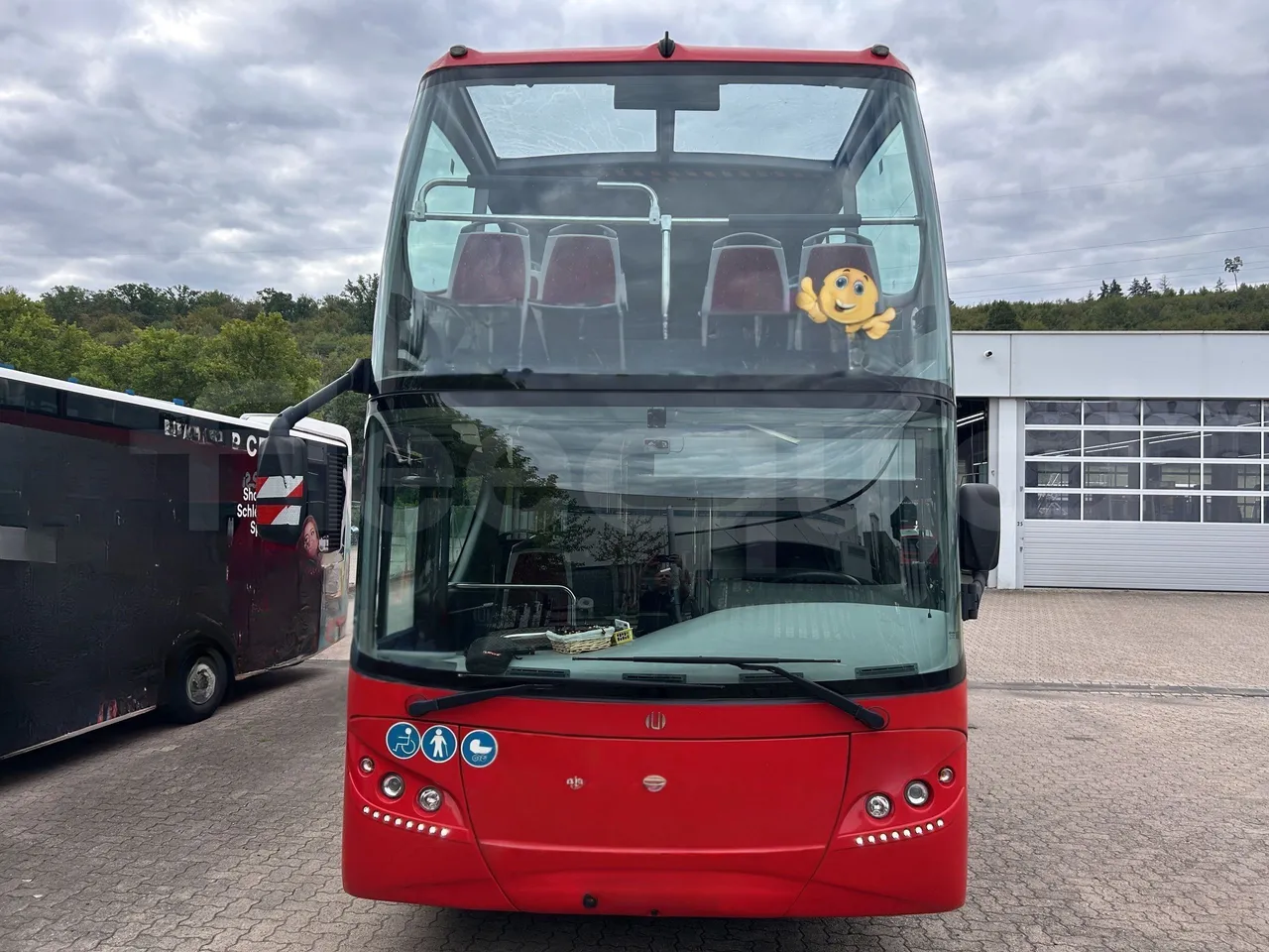 Volvo Unvi - Front