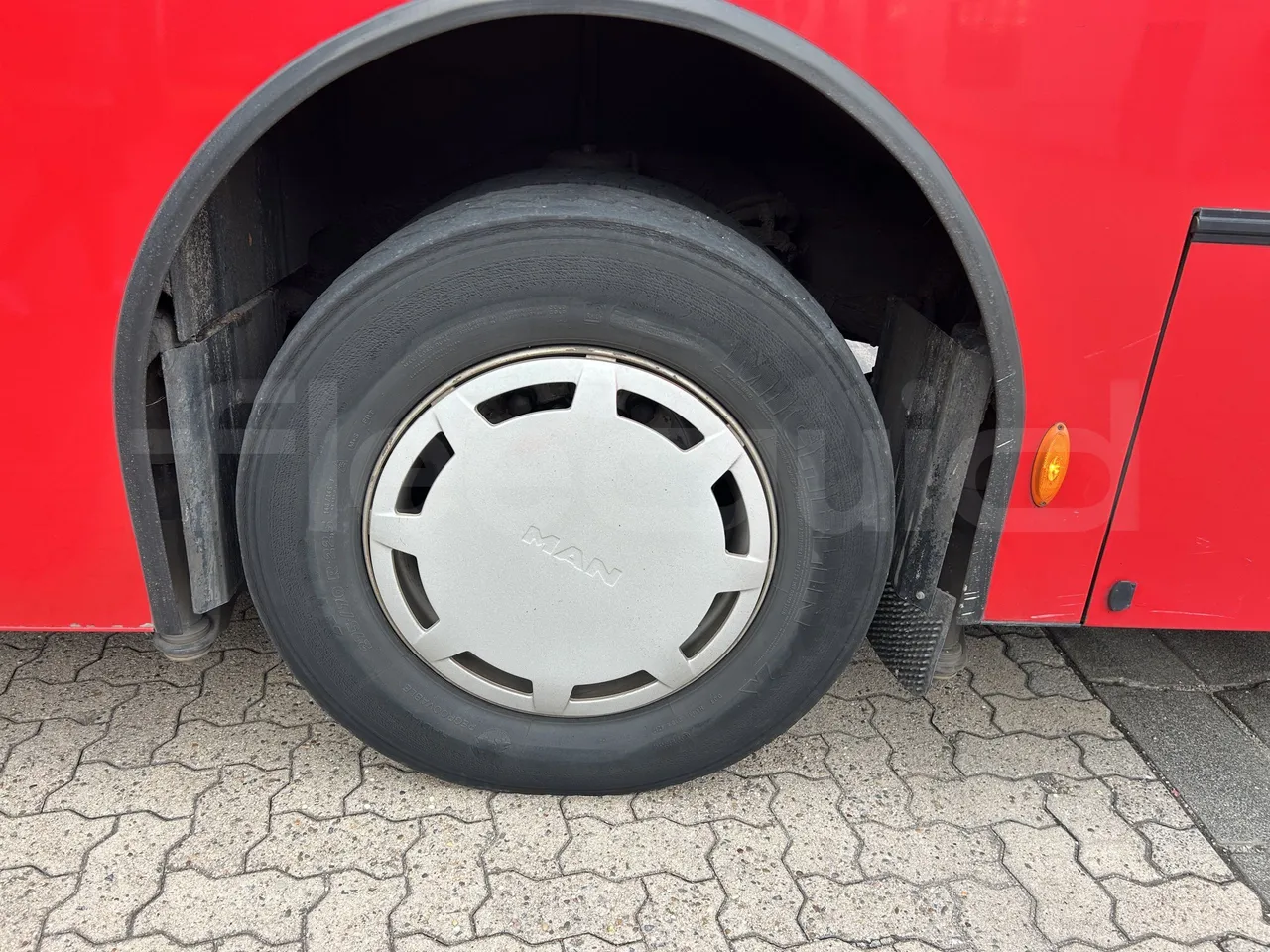 Volvo Unvi - Second Axle Left Side: Complete Wheel