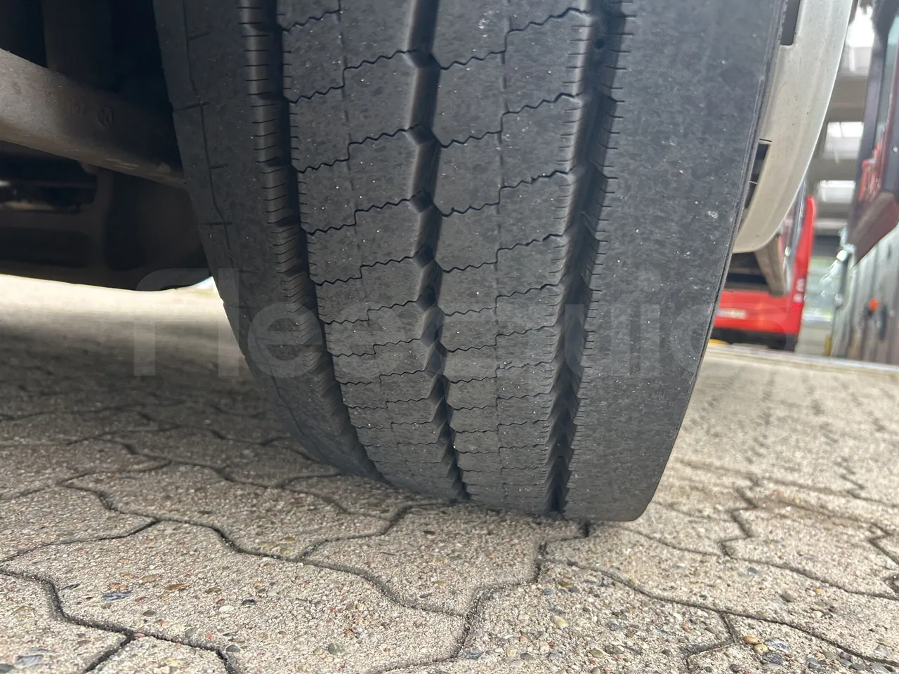 Volvo Unvi - First Axle Right Side: Tyre Tread