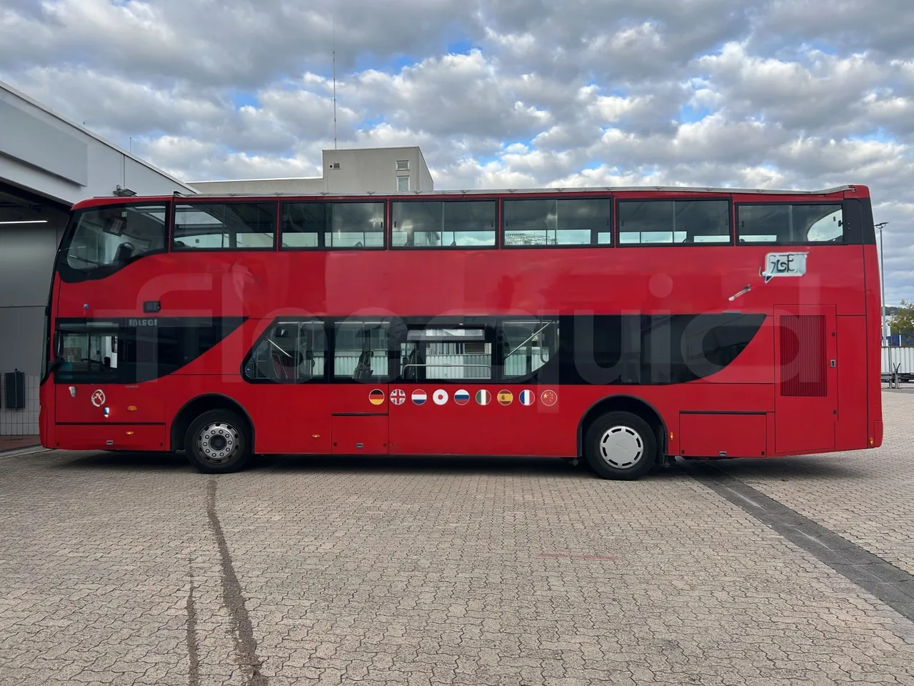 Volvo Unvi - Left Side