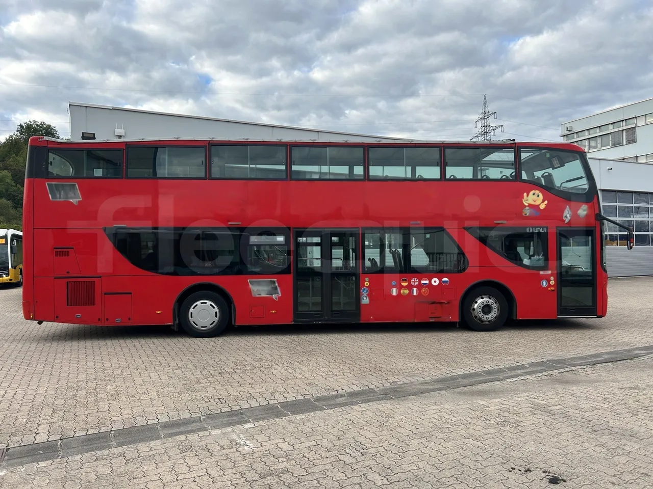 Volvo Unvi - Right Side