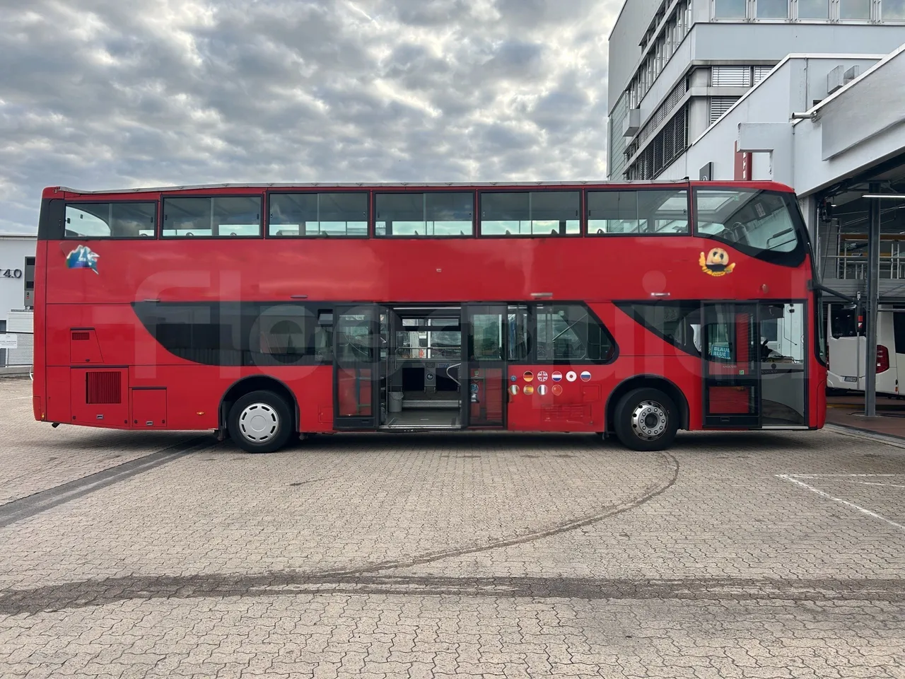 Volvo Unvi - Right Side Doors Open