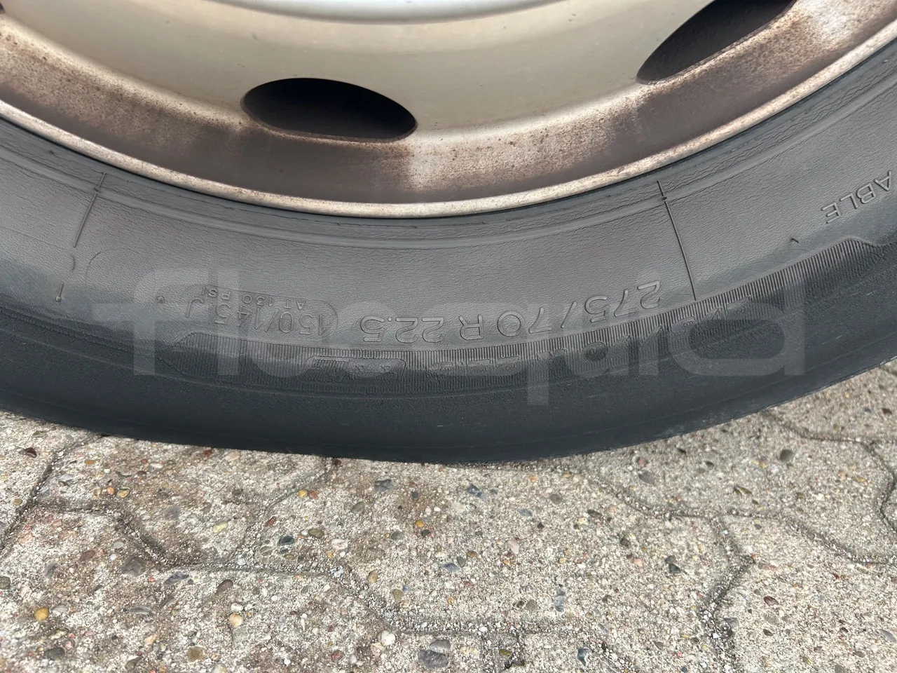 Volvo Unvi - First Axle Left Side: Tyre Size