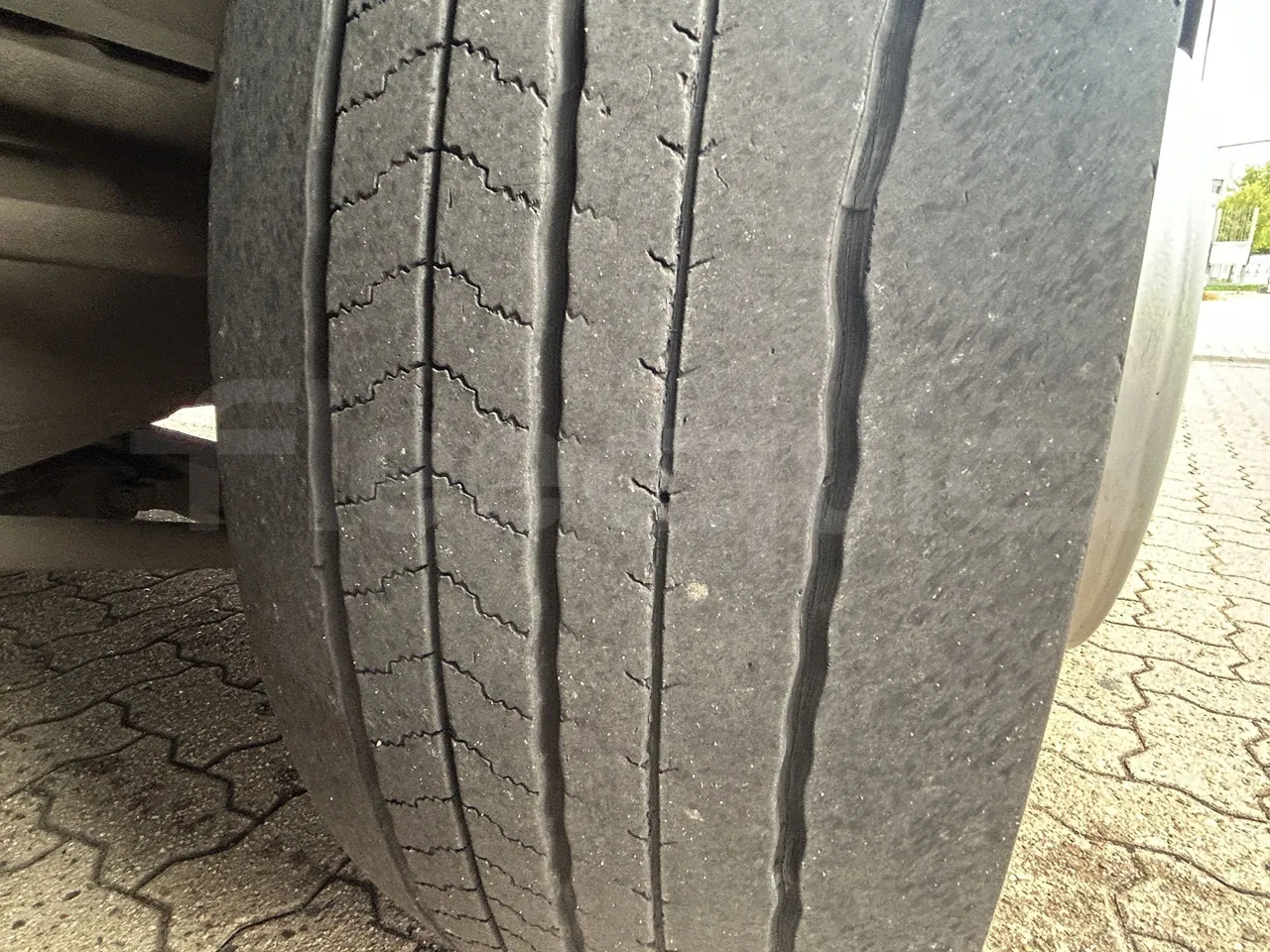 Volvo Unvi - First Axle Left Side: Tyre Tread