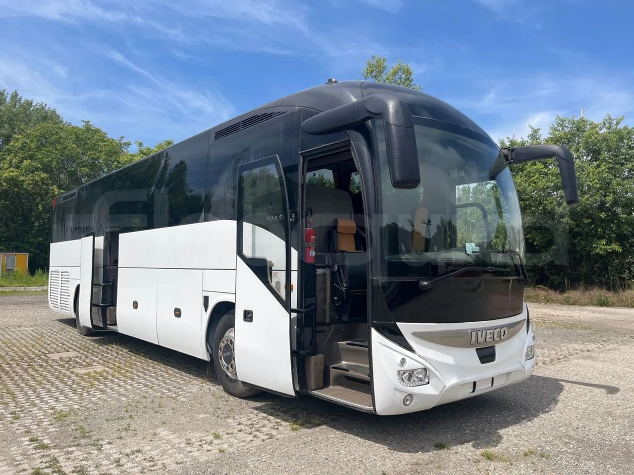 Iveco Magelys SFR2XX - EUR6 - 294kW - 12.265m - 3/4 right front doors open